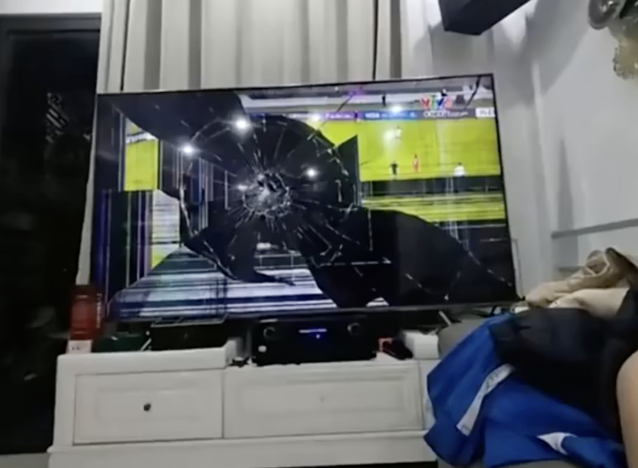 华体会app下载-“输得心服口服” 越南博主劝球迷要冷静 镜头一转自己怒砸电视